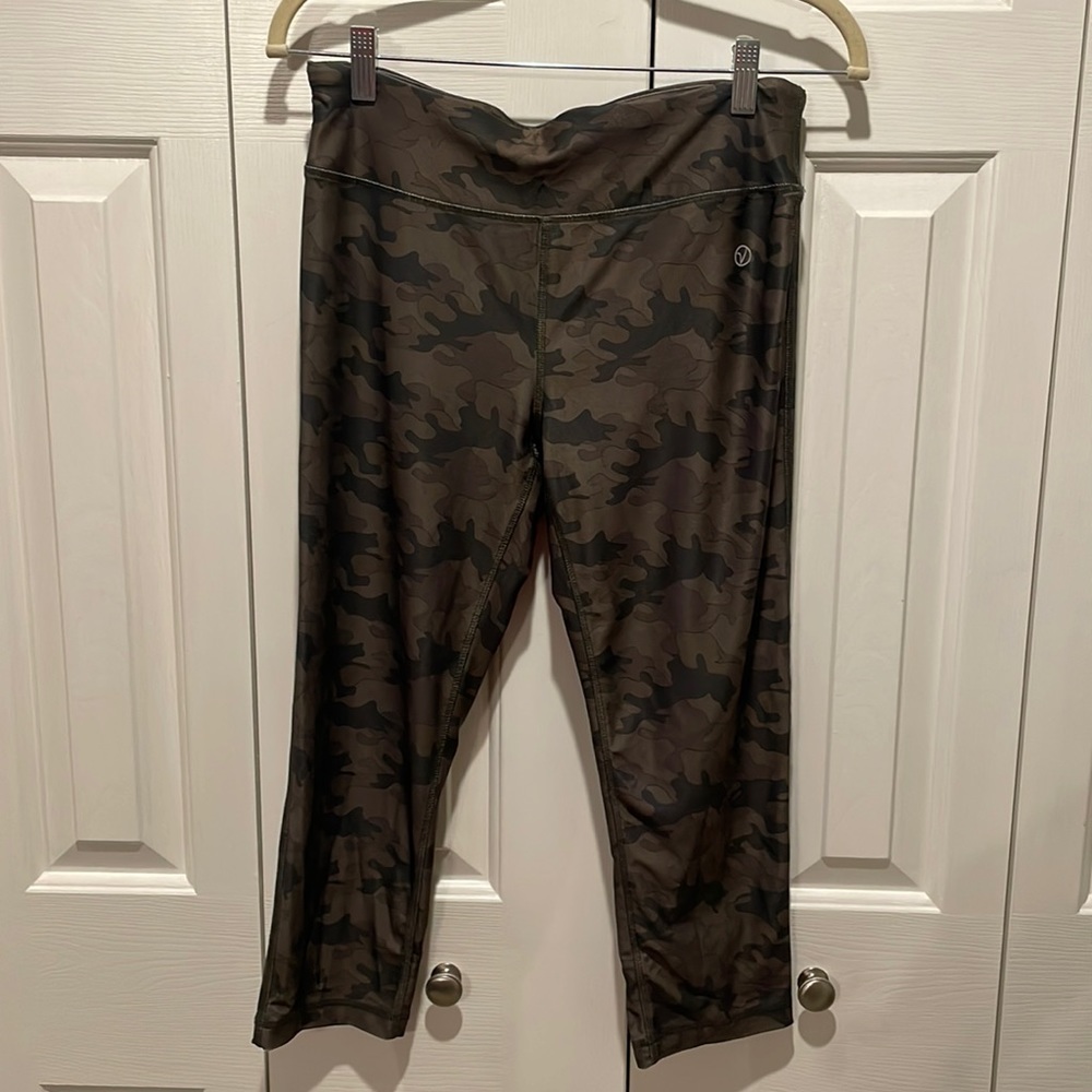 VOGO Athletica Camo Capri Leggings
